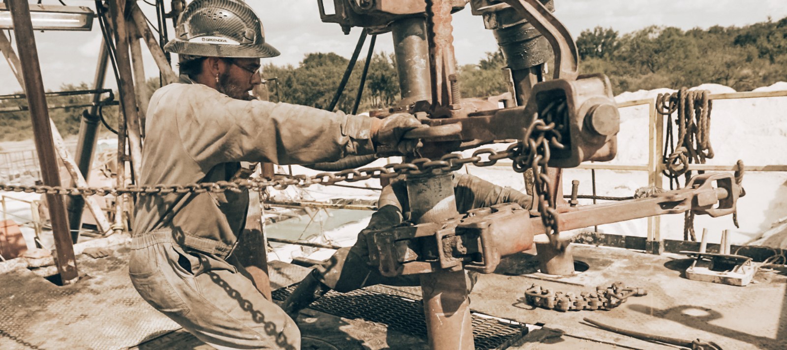 Rise Drilling floorhand throwing the chain during a connection on the rig floor
